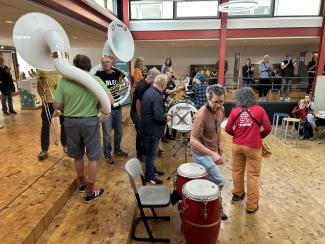Die Band "Blech und Schwefel" spielt zum Start der Wohnbörse